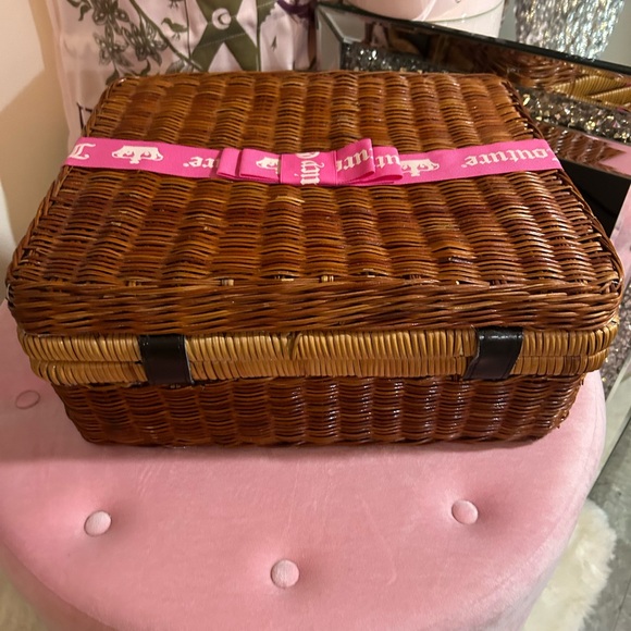 NWT JUICY COUTURE TEA PARTY SET FOR 4 IN WICKER BASKET VERY RARE SEE DETAILS - Picture 10 of 11